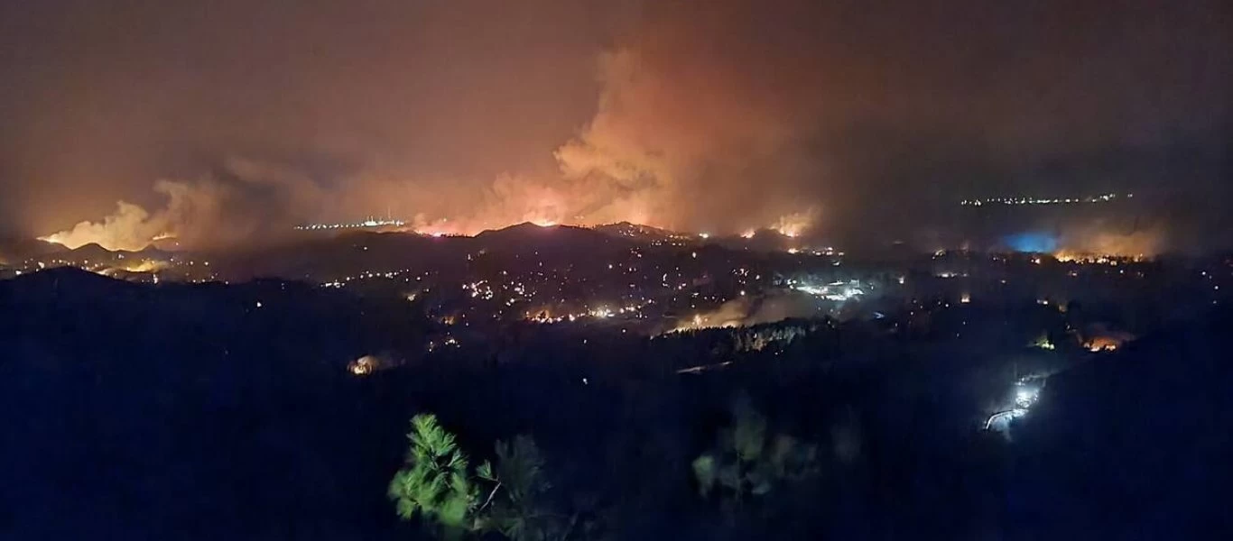 Φωτιά στη Ρόδο: Περιφερειάρχης και δήμαρχος ζητούν να κηρυχθούν σε κατάσταση έκτακτης ανάγκης 7 δημοτικές ενότητες
